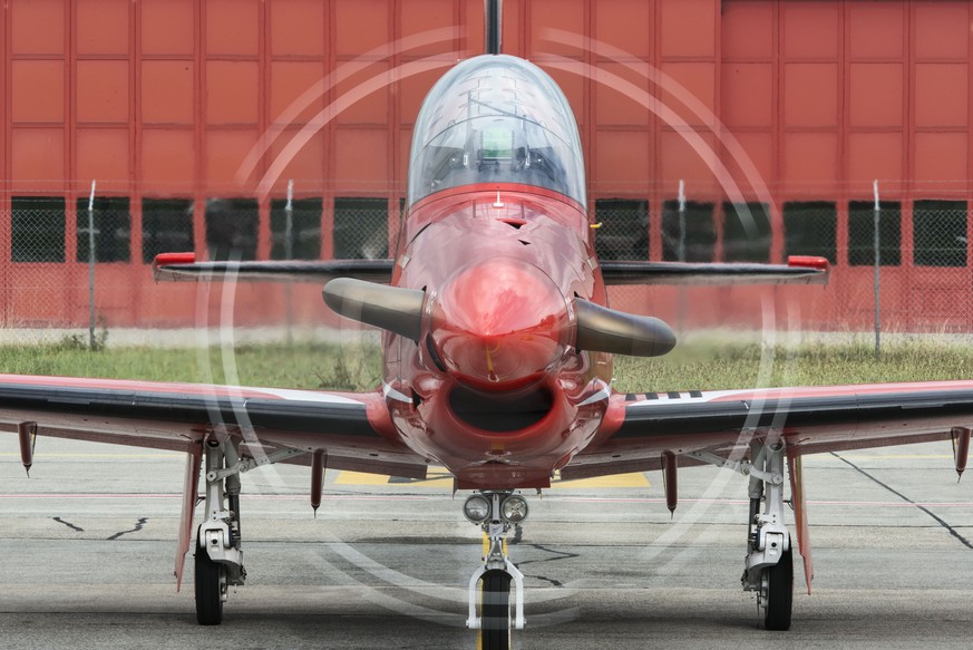 ARCHIVBILD ZU KAUF PC-21 DURCH FRANZOESISCHE LUFTWAFFE -- Flying student and flying instructor prepare for a training flight with the Pilatus Porter PC21 aircraft, pictured on September 6, 2013, in th ...