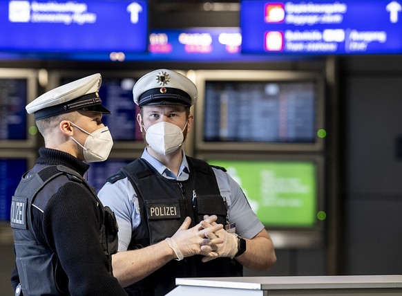 Beamte der deutschen Bundespolizei am Flughafen Frankfurt. Foto: Boris Roessler/dpa