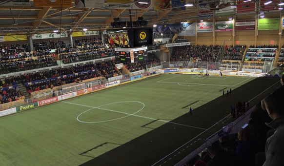 Die Tore fallen (noch) nicht, sondern werden vom Eis geschoben
übrigens spielt YB als Ausgleich gemass dem YB-Blog Zum runden Leder bald mal ein Spiel im Ilfis-Stadion 😉