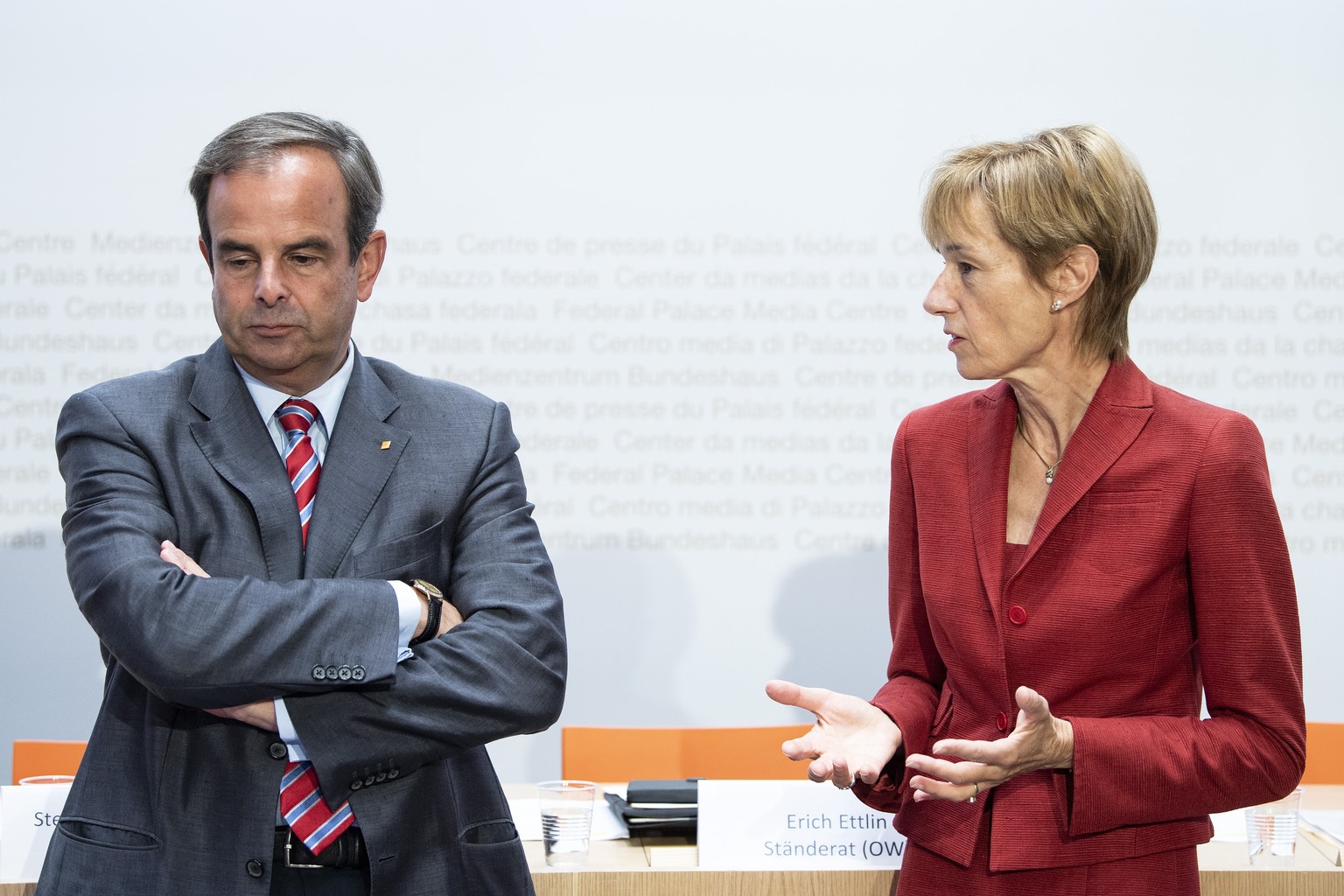 CVP-Nationalrat und Parteipraesident Gerhard Pfister, links, und Nationalraetin Ruth Humbel diskutieren vor einer Medienkonferenz zu der Kostenbremse-Initiative im Gesundheitswesen, am Montag, 23. Sep ...