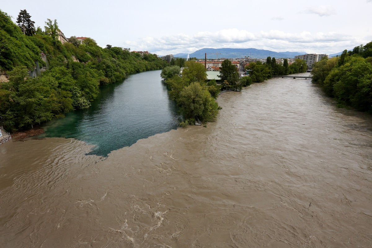 La jonction entre le Rhone, gauche, et l'Arve, droite, ce samedi 2 mai 2015 a Geneve. L'Arve en crue atteignait samedi un niveau inquietant a Geneve, sa plus grande crue depuis 1935. Les for ...