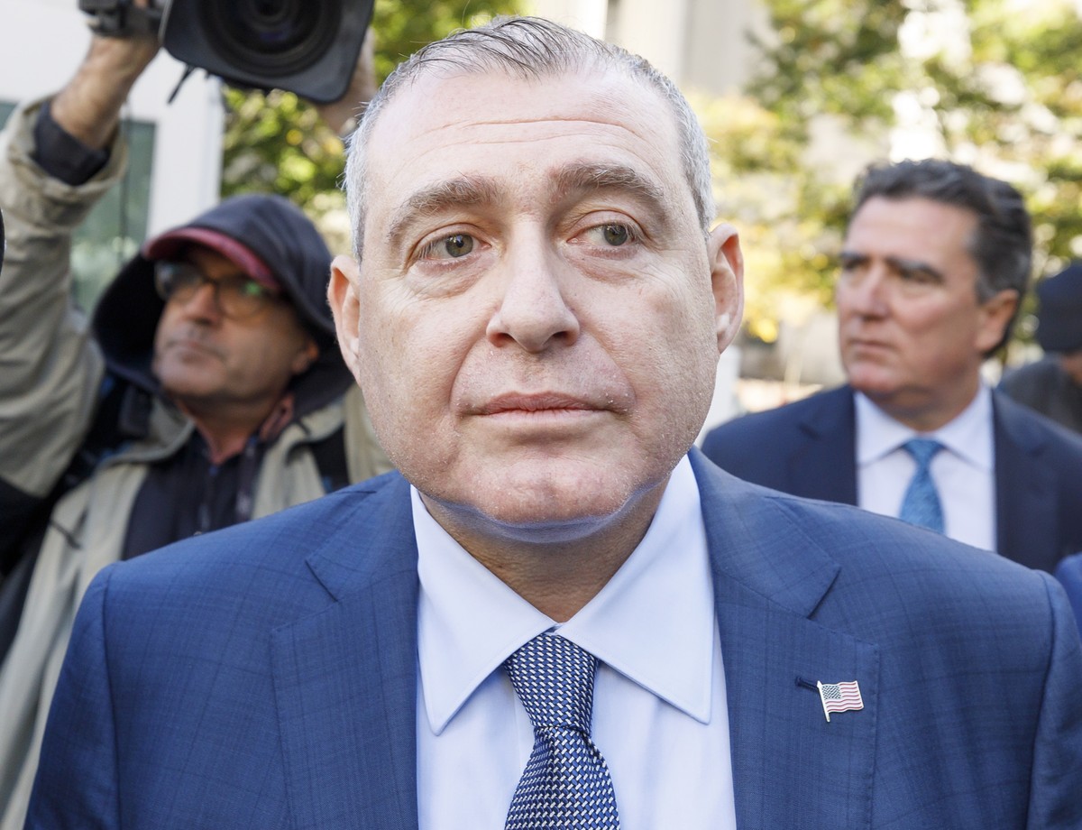 epa07943309 Businessman Lev Parnas (C), an associate of US President Donald Trump's personal lawyer, Rudy Giuliani, arrives for an arraignment hearing at US Federal Courthouse in New York, New Yo ...