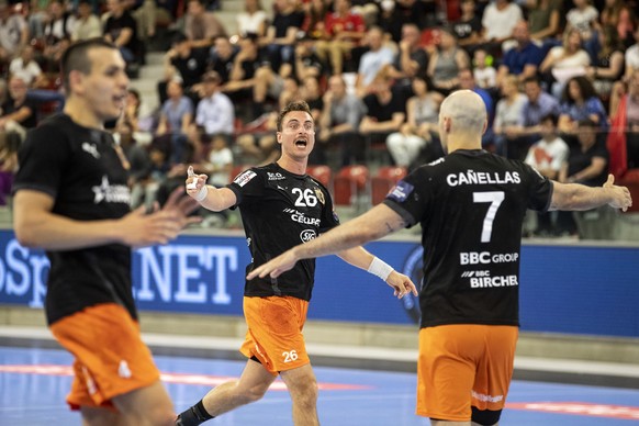 Jubel bei Kadettens Samuel Zehnder, Kadettens Lukas Herburger und Kadettens Joan Canellas, von links, beim 2. NLA Playoff Finalspiel zwischen Pfadi Winterthur und Kadetten Schaffhausen in der Axa Aren ...
