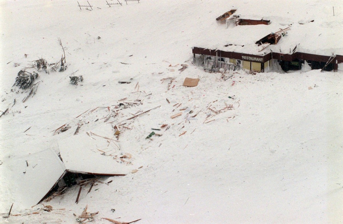An Avalanche has destroyed the Restaurant 'Oberland' in the village Wengen in the Bernese Oberland, Switzerland, in the night from Sunday, February 7, to Monday, February 8, 1999. The owners ...