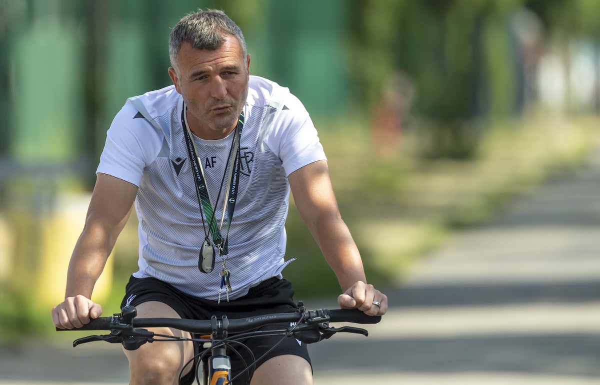 Basels Cheftrainer Alex Frei faehrt mit dem Fahrrad zum Training der ersten Mannschaft des FC Basel 1893 in Basel, am Freitag, 17. Juni, 2022. (KEYSTONE/Georgios Kefalas)