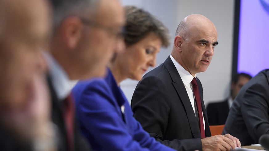 Bundesrat Alain Berset, rechts, spricht an der Seite von Bundesrat Ueli Maurer, Bundesrat Guy Parmelin, und .Bundespraesidentin Simonetta Sommaruga, von links, spricht an einer Medienkonferenz ueber n ...