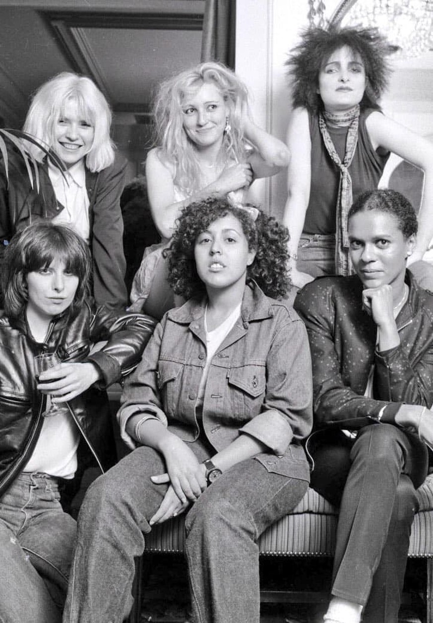 Ladies&#039; Tea Party, Royal Garden Hotel in Kensington, London, August 1st, 1980: Sechs Größen aus Punk und New Wave, aus Ska und Gothic, verewigt auf einem Bild: Debbie Harry (Blondie), Viv Alberti ...