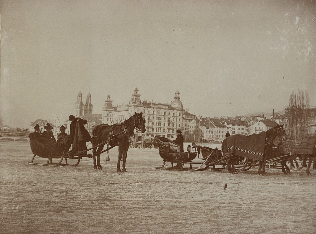 Seegfrörni Zürichsee

Schlittschuhläufer im Winter auf zugefrorenem Zürichsee
Datierung
1891