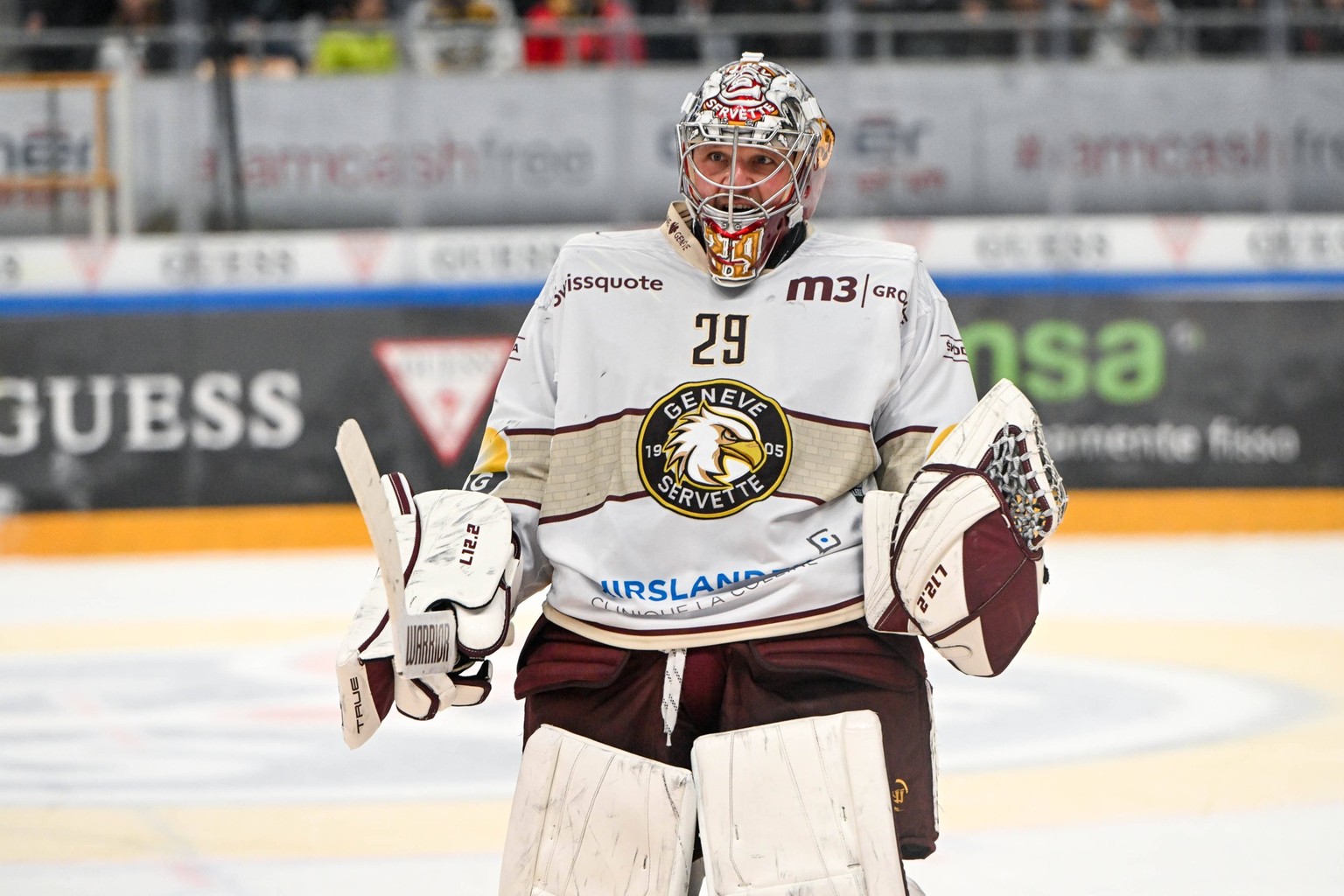 26.03.2023, Porza, Corner Arena, Playoff Quarterfinals: HC Lugano - Geneve-Servette HC, 29 goalkeeper Robert Mayer Genf celebrate the victory Porza Corner Arena Ticino Switzerland *** 26 03 2023, Porz ...