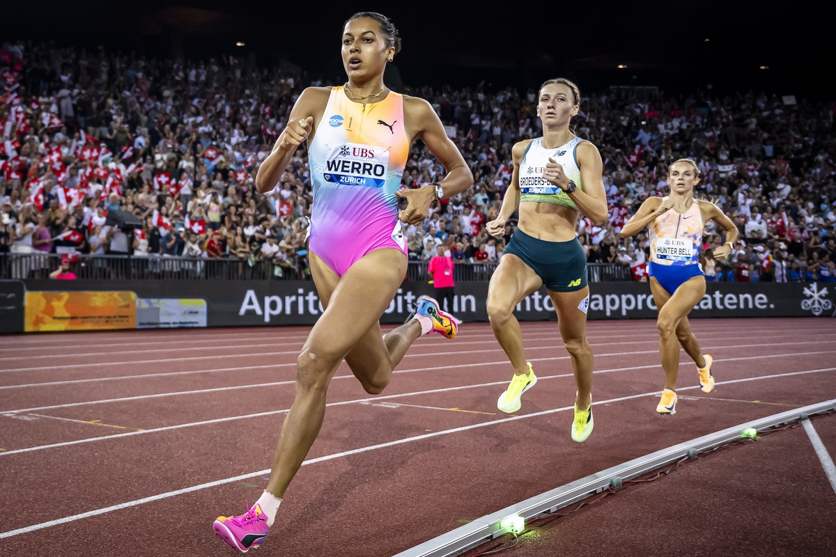 epa13195576 Audrey Werro of Switzerland (L) competes in the 800m Women final at the World Athletics Diamond League athletics meeting at the Letzigrund stadium in Zurich, Switzerland, 27 August 2026. E ...