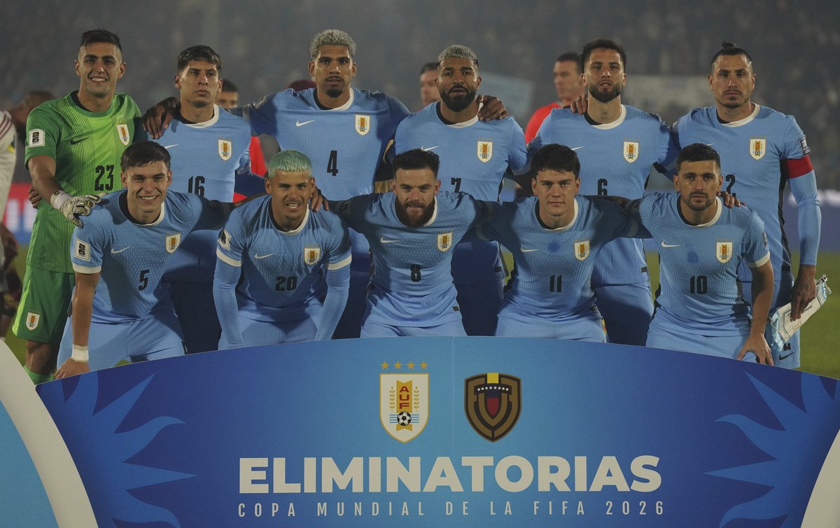 Uruguay's players pose for a team photo during a qualifying soccer match against Venezuela for the FIFA World Cup 2026 at Centenario Stadium in Montevideo, Uruguay, Tuesday, June 10, 2025. (AP Ph ...