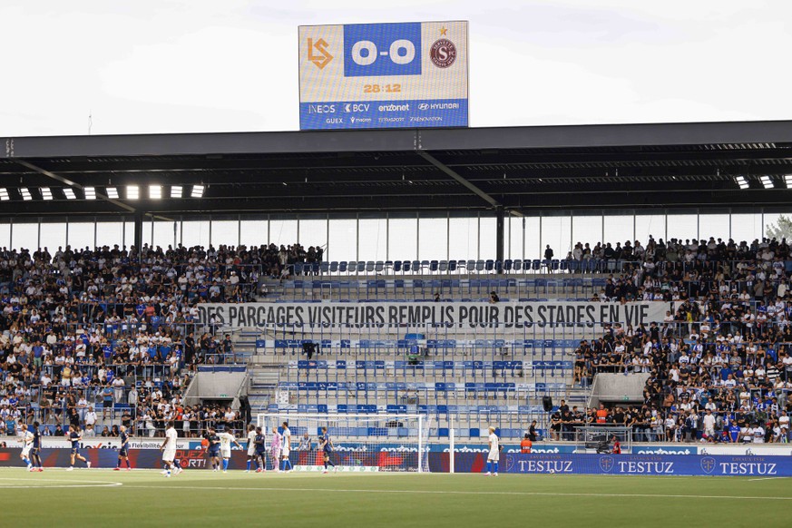 La tribune vide des supporters de Lausanne-Sport est photographiee lors de la rencontre de football de Swiss Super League entre le Lausanne-Sport, LS, et le Servette FC, SFC, ce dimanche 13 septembre  ...