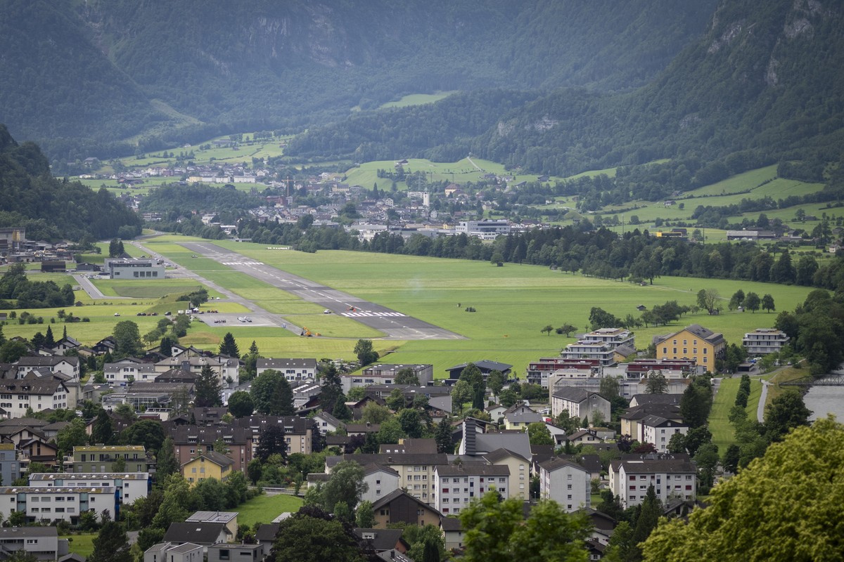 Blick auf den Flugplatz Mollis, Areal fuer das Eidgenoessische Schwing- und Aelplerfest ESAF 2025, aufgenommen anlaesslich des Spatenstichs, am Mittwoch, 26. Juni 2024, in Mollis. (KEYSTONE/Gian Ehren ...