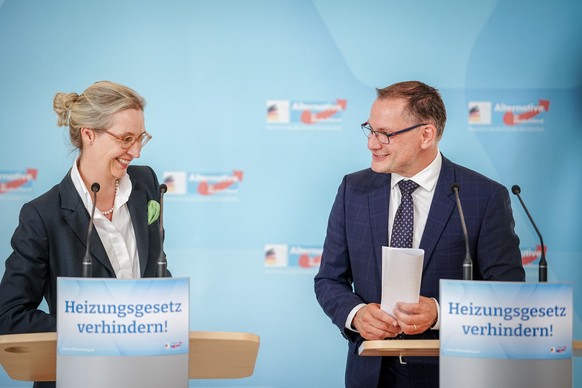 04.07.2023, Berlin: Alice Weidel, Fraktionsvorsitzende der AfD und Parteivorsitzende, und Tino Chrupalla, AfD-Bundesvorsitzender und Fraktionsvorsitzender der AfD, geben zu Beginn der Sitzung ihrer Bu ...