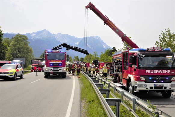 ABD0060_20220603 - GARMISCH-PARTENKIRCHEN - DEUTSCHLAND: 03.06.2022, Bayern, Garmisch-Partenkirchen: Zahlreiche Einsatz- und Rettungskr