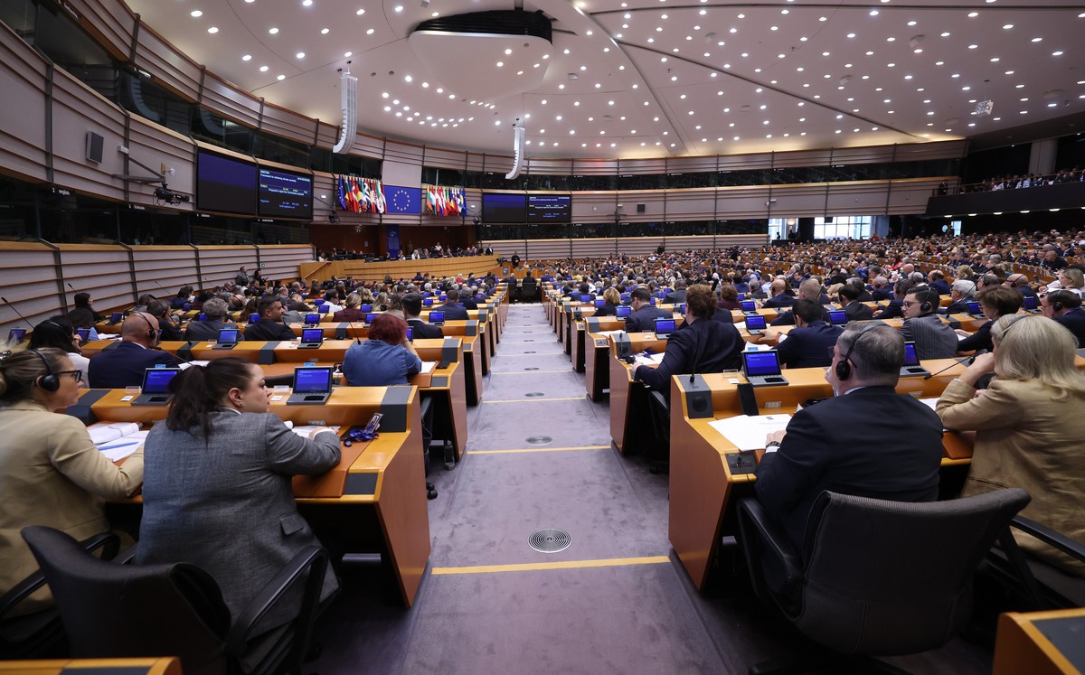 epa12522737 A general view during a vote for the framework for achieving climate neutrality during a session of votes at the European Parliament plenary session in Brussels, Belgium, 13 November 2025. ...