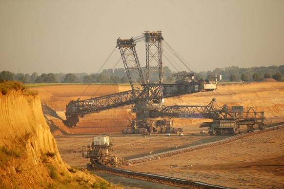 26.06.2020, Nordrhein-Westfalen, Keyenberg: Im Tagebau Garzweiler sind Aktivisten von «Ende Gelände» eingedrungen und haben diesen Braunkohlebagger besetzt. Ein Banner mit der Aufschrift «Systemreleva ...