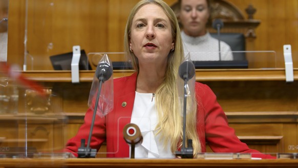 Katja Christ, GLP-BS, spricht vor Nationalratsvizepraesidentin Irene Kaelin, GP-AG,, waehrend der Herbstsession der Eidgenoessischen Raete, am Donnerstag, 30. September 2021 im Nationalrat in Bern. (K ...