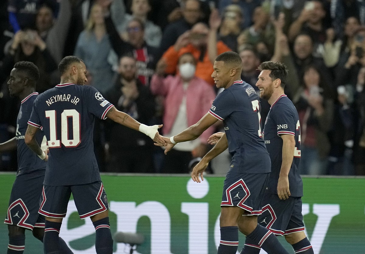 PSG's Lionel Messi, right, celebrates with Neymar and Kylian Mbappe after scoring his side's second goal during the Champions League Group A soccer match between Paris Saint-Germain and Manc ...