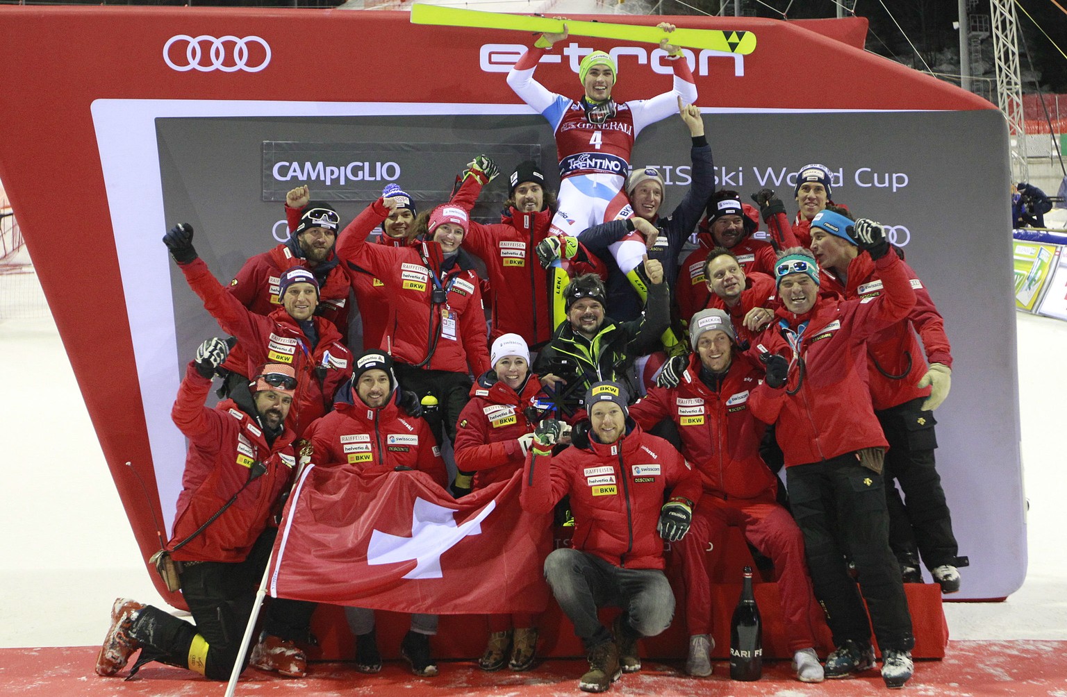 epa08113207 Winner Daniel Yule (C) of Switzerland celebrates on the podium with his team after the Men&#039;s Slalom race at the FIS Alpine Skiing World Cup in Madonna di Campiglio, Italy, 8 January 2 ...