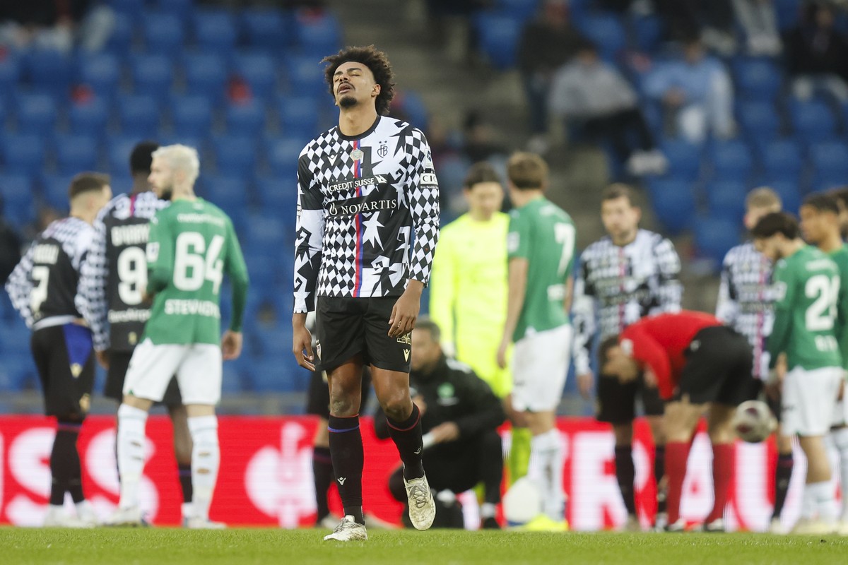 Basels Renato Veiga geht nach der roten Karte vom Platz im Super League Spiel zwischen dem FC Basel 1893 und dem FC St. Gallen, im Stadion St. Jakob-Park in Basel, am Sonntag, 11. Februar 2024. (KEYST ...