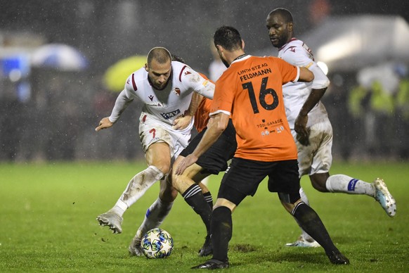 Sions Pajtim Kasami, links, umschlungen mit Linth&#039;s Filip Brezina, im 1/8-Finalspiel des Schweizercup zwischen dem FC Linth 04 und dem FC Sion, am Mittwoch, 30. Oktober 2019, in Glarus. (KEYSTONE ...