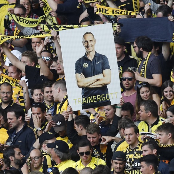 YB-Fans halten ein Bild von Berns Trainer Adi Huetter mit dem Wort &quot;Trainergott&quot; hoch, im Super League Spiel zwischen dem BSC Young Boys Bern und dem FC Luzern, am Samstag, 28. April 2018 im ...