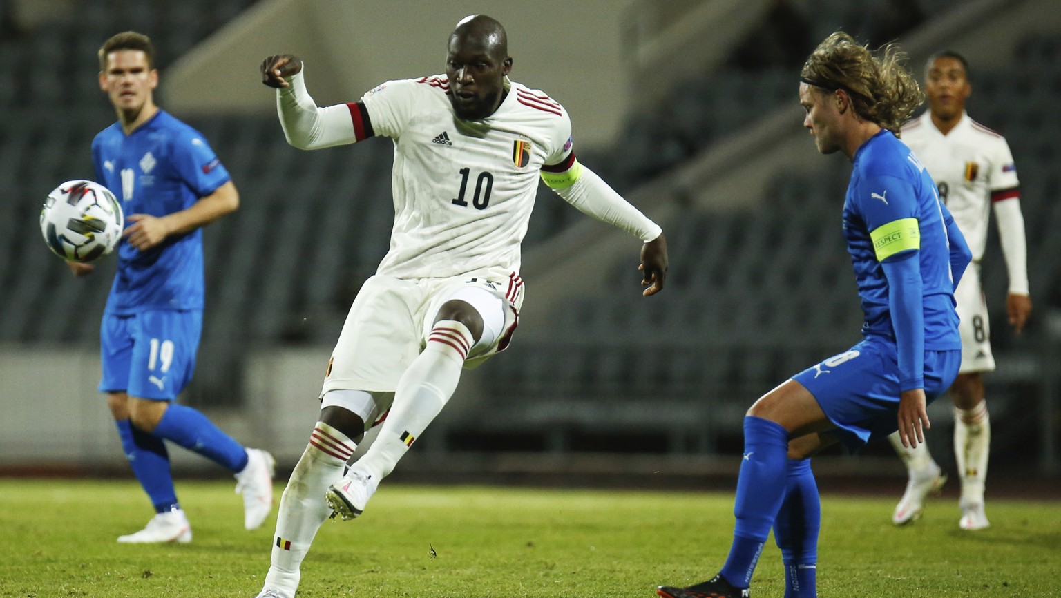 Belgium&#039;s Romelu Lukaku, centre, with a pass against Iceland during the UEFA Nations League soccer match between Iceland and Belgium at the Laugardalsvollur stadium in Reykjavik, Iceland, Wednesd ...