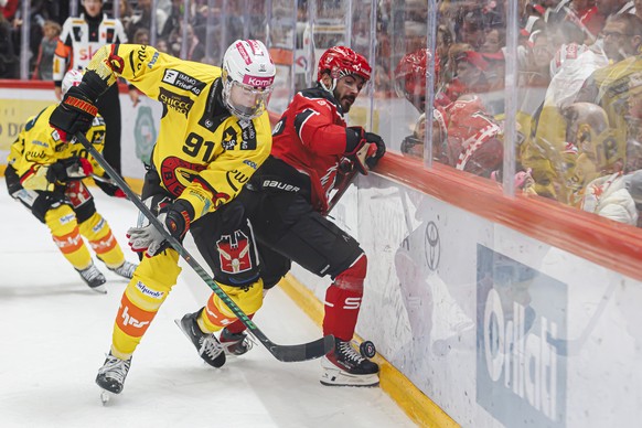 Fabian Ritzmann (SCB), gauche, lutte pour le puck avec Benjamin Bougro (LHC), droite, lors du match du championnat suisse de hockey sur glace de National League entre Lausanne HC, LHC, et le SC Bern,  ...