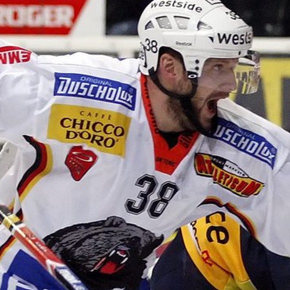 SC Bern Stuermer Pascal Berger, vorne, freut sich mit Thomas Ziegler nachdem er das 1-3 schoss gegen Kloten Flyers Torhueter Ronnie Rueeger beim zweiten Eishockey Playoff Halbfinalspiel der National L ...