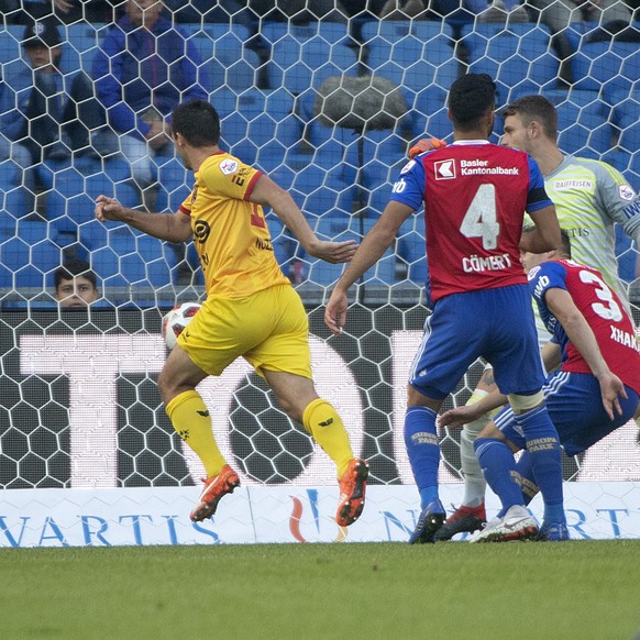 Neuenburgs Raphael Nuzzolo, links, erzielt den 1:1-Ausgleich im Fussball Meisterschaftsspiel der Super League zwischen dem FC Basel 1893 und Neuchatel Xamax FCS im Stadion St. Jakob-Park in Basel, am  ...