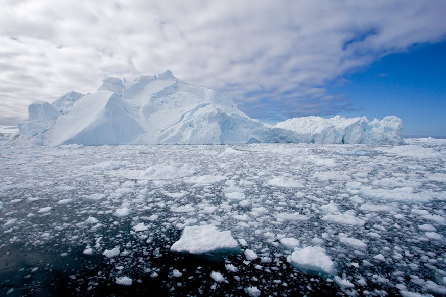 Ice and iceberg in the fjord of Ilulissat, Greenland. Deep blue water. Copyright: xAndersxPeterxAmsnæsx/xDesignxPicsx , 30932319 PUBLICATIONxINxGERxSUIxAUTxONLY Copyright: AndersxPeterxAmsnæsx/xDesign ...