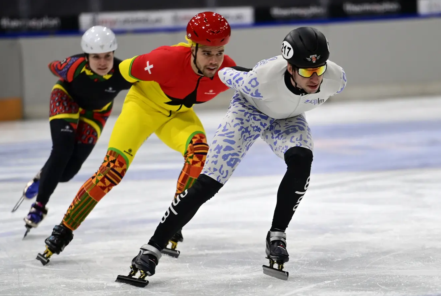 Am Finaltag des Speedy-Cups demonstrierten Phoebe Stänz (hinten) und ihre Kaderkollegen die Sportart Shorttrack.