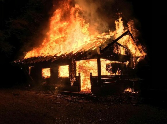 Ein Raub der Flammen: Bereits im August wurde die Waldhütte in Merenschwand AG vorsätzlich angezündet.