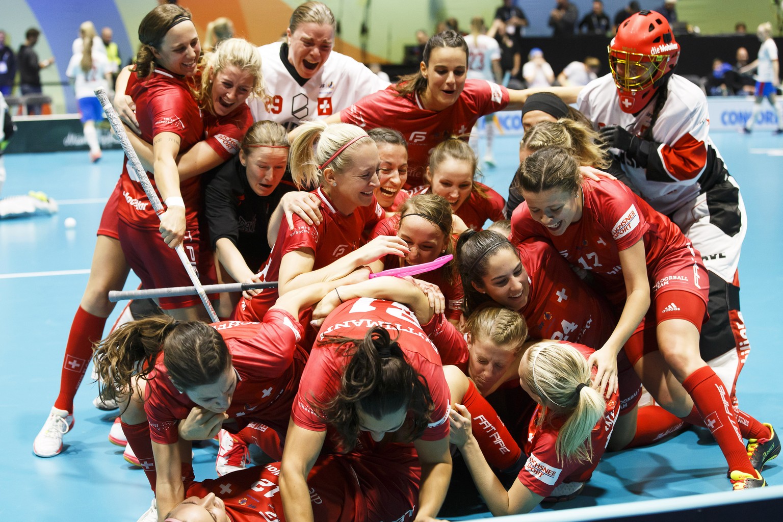 epa08072065 Swiss players celebrate their winning goal during the 12th Women&#039;s World Floorball Championship semi final game between Switzerland and the Czech Republic in Neuchatel, Switzerland, 1 ...