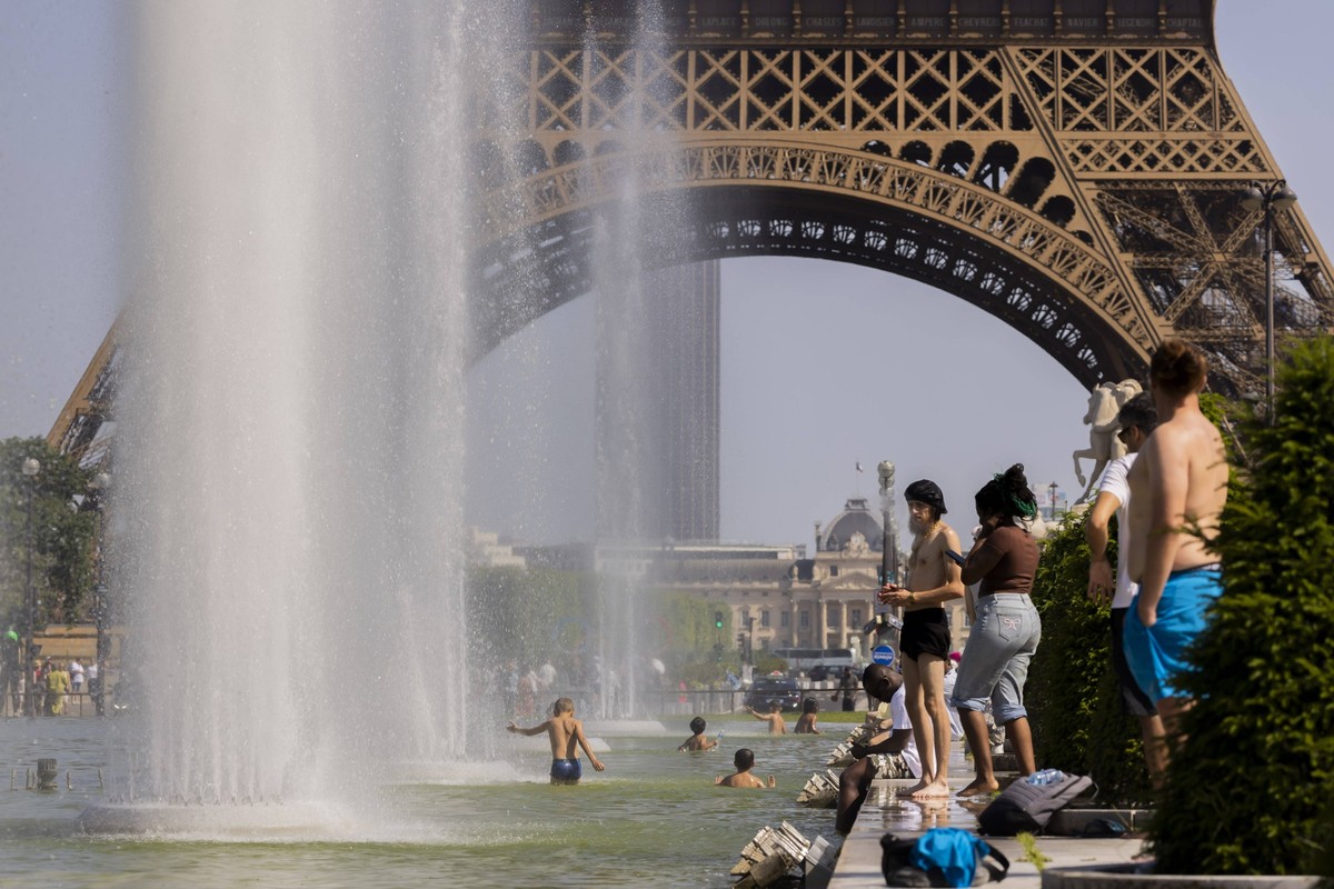 Paris, France May 25, 2026 - People cool off in the pond in the Trocadero Gardens near the Eiffel Tower. A remarkable heat wave is sweeping across Europe. Temperatures in the French capital are about  ...