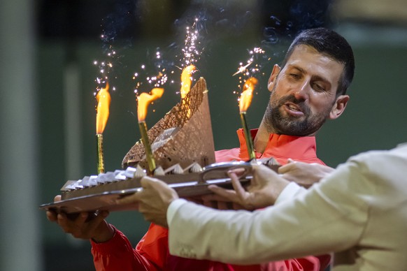 epa12126852 Serbian Novak Djokovic receives his birthday cake after winning his quarter-final match at the ATP 250 Geneva Open tournament in Geneva, Switzerland, 22 May 2025. EPA/MARTIAL TREZZINI