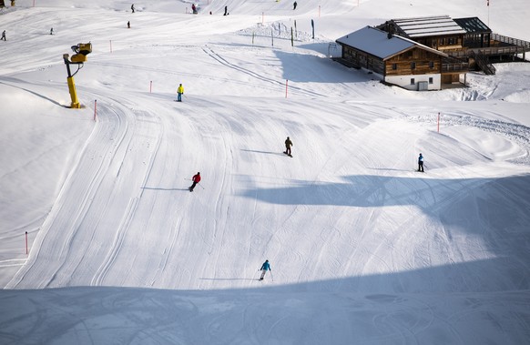 Skifahrer in der Abfahrt, aufgenommen zum Start der Skisaison, am Sonntag, 25. Oktober 2020, auf Parsenn in Davos. Das Skigebiet Davos Klosters startet den Wochenendbetrieb. (KEYSTONE/Gian Ehrenzeller ...