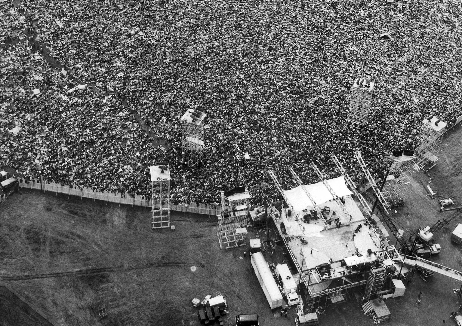 ARCHIV - ZUM 50. JAHRESTAG DES WOODSTOCK FESTIVALS AM DONNERSTAG, 15. AUGUST 2019, STELLEN WIR IHNEN FOLGENDES BILDMATERIAL ZUR VERFUEGUNG - FILE - In this Aug. 16, 1969 file aerial photo, music fans  ...
