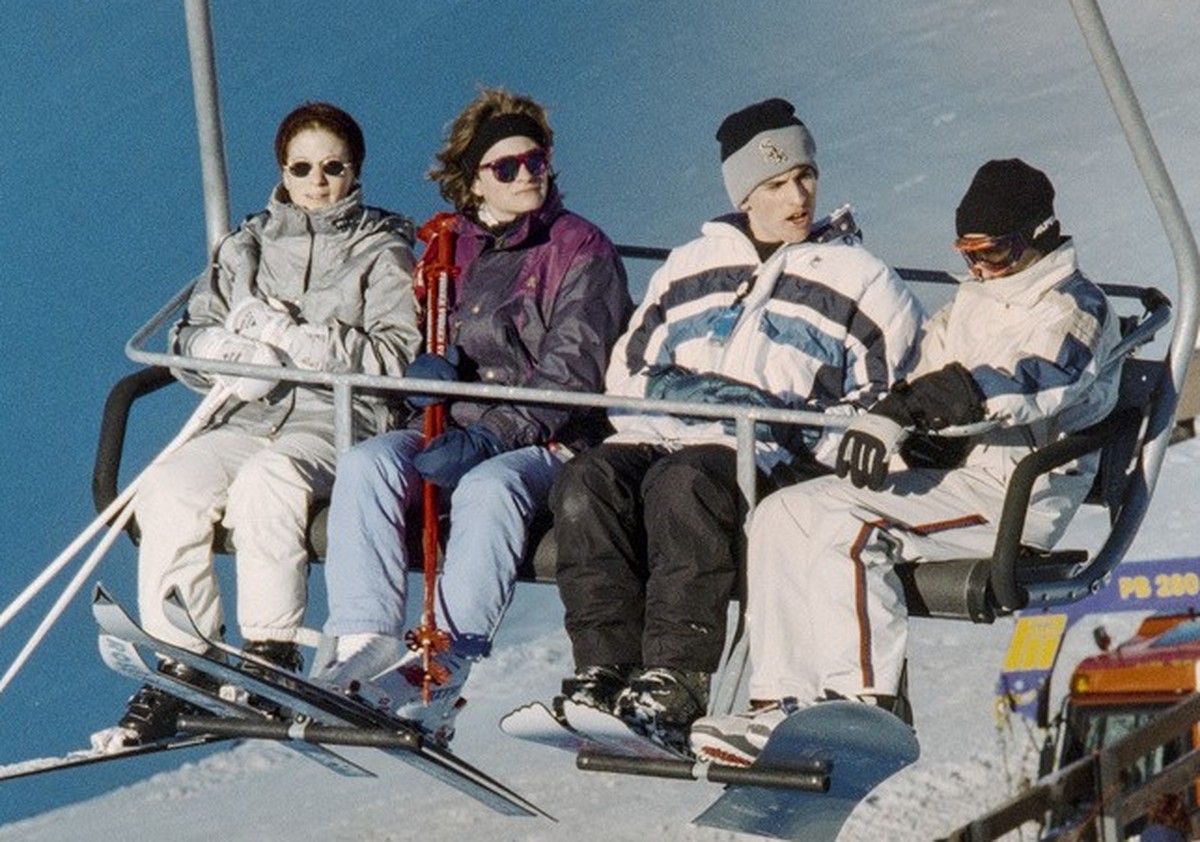 Wintersportlerinnen beim Anstehen an einem Sessellift im Skigebiet Engelberg, Kanton Obwalden, aufgenommen am 30. Dezember 1998. (KEYSTONE/Str)