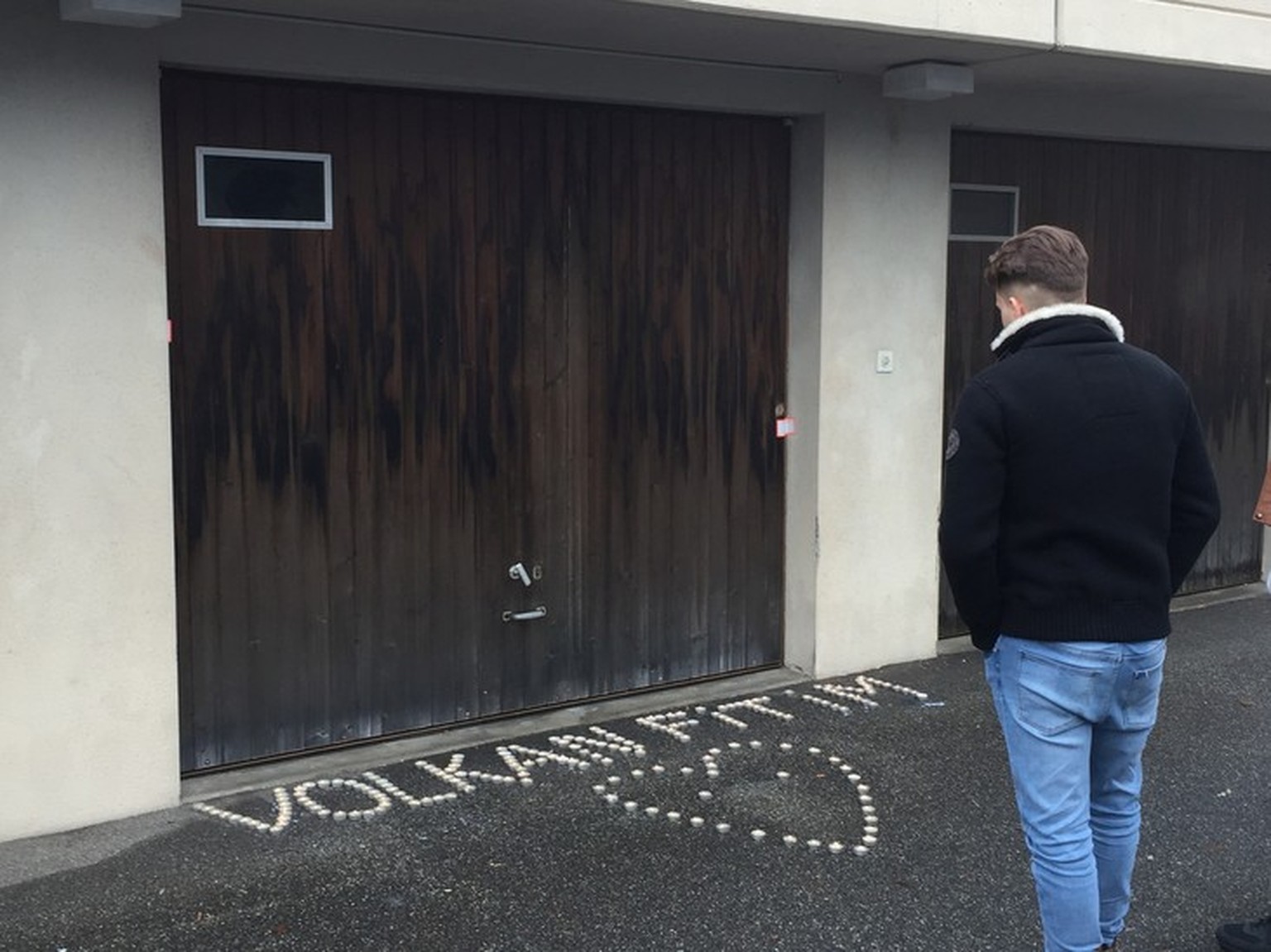 Ein Freund der Verstorbenen vor der Garage, in der die zwei jungen Männer starben. (Bild: Tele M1/Christof Gerber)