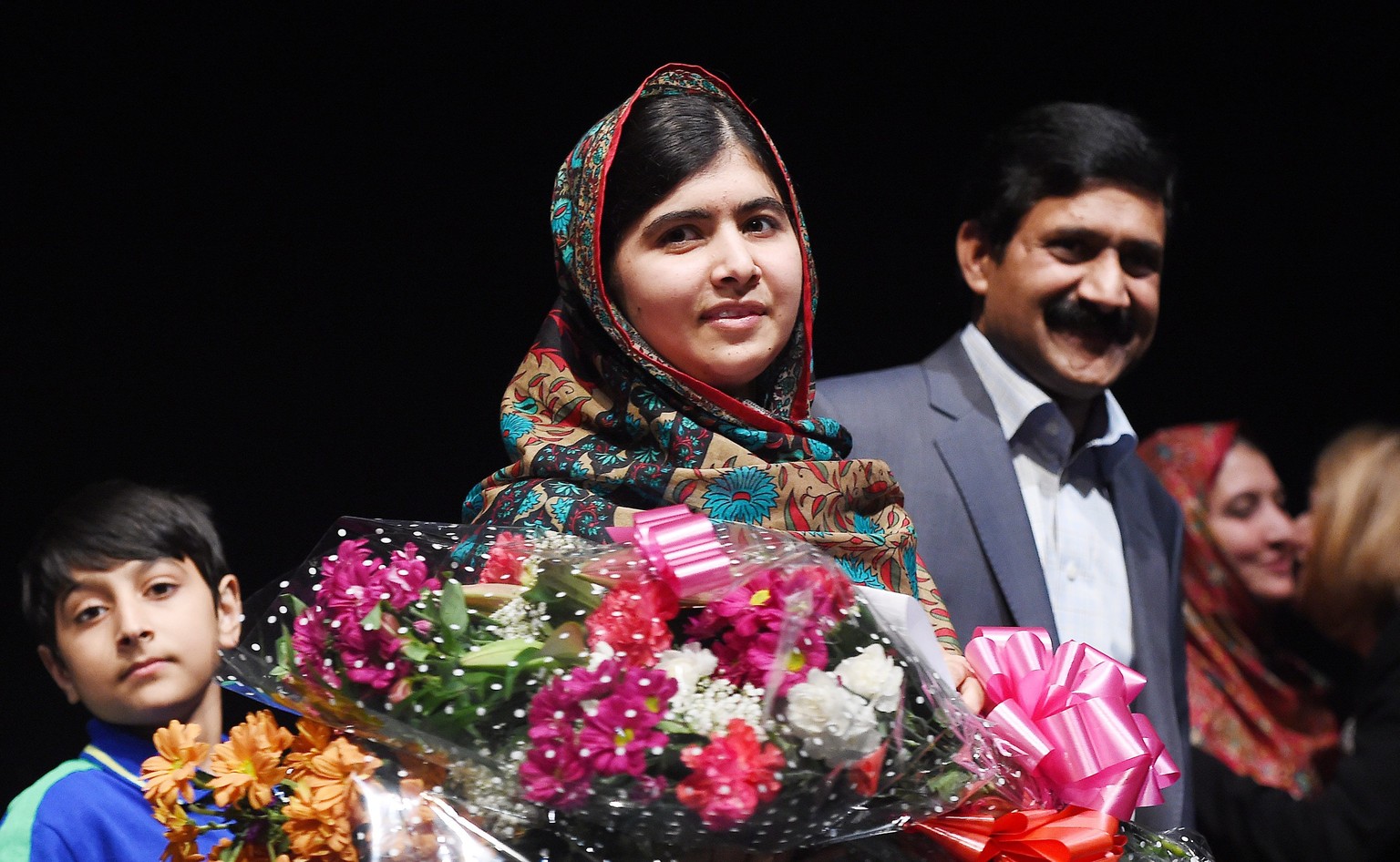 Malala mit Blumen, die ihr vom pakistanischen Premierminister überreicht wurden.