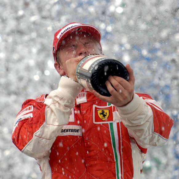 IMAGO / Crash Media Group

Weltmeister Kimi Räikkönen (Finnland / Ferrari) begießt seinen Titel und den Sieg beim GP von Brasilien 2007 mit einem kräftigen Schluck aus der Champagnerfalsche - PUBLICAT ...