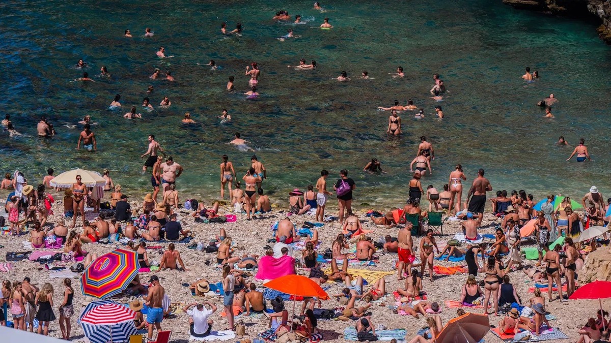 Ein Strand in Apulien mit vielen Besucherinnen und Besuchern.
