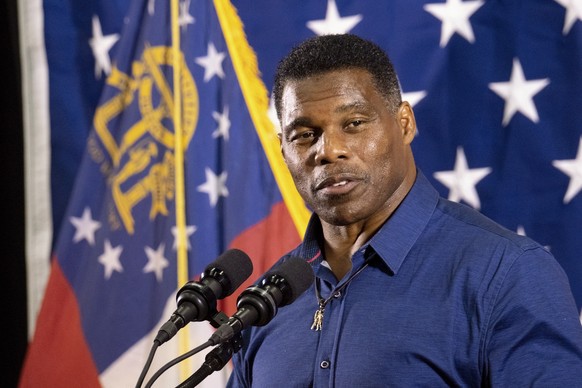 Le candidat républicain au Sénat américain Herschel Walker prend la parole lors d'un arrêt de campagne au Governors Gun Club à Kennesaw, en Géorgie, le lundi 5 décembre 2022. (AP Photo/Ben Gray)