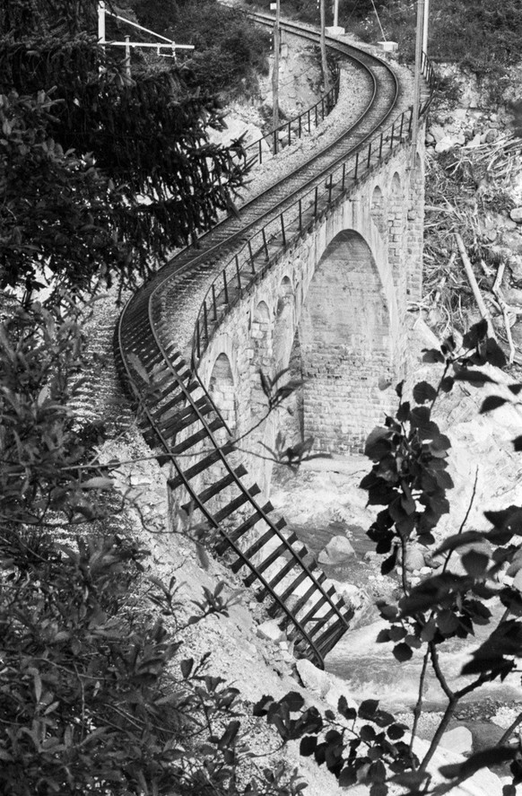 Die Strecke der Centovallibahn auf der italienischen Seite bei Olgia im Vigezzotal ist nach den starken Unwettern im Tessin total zerstoert, aufgenommen am 21. August 1978. (KEYSTONE/Str)