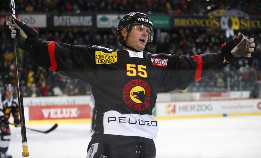 Berns Calle Andersson jubelt nach seinem Tor zum 2-1 im Eishockey Meisterschaftsspiel der National League zwischen dem SC Bern und dem HC Lugano, am Samstag, 4. Dezember 2021 in der PostFinance Arena  ...