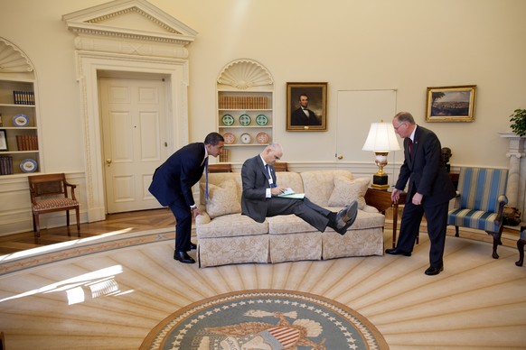 President Barack Obama is helped by Vermont Governor Jim Douglas to move a couch in the Oval Office 2/2/09. Governor Douglas met with the President about the economic recovery plan. 2/2/09
Official Wh ...