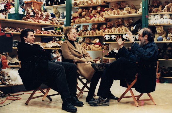 Tom Cruise, Nicole Kidman and Stanley Kubrick on the set of Eyes Wide Shut (1999)

https://www.reddit.com/r/Moviesinthemaking/comments/wlztrg/tom_cruise_nicole_kidman_and_stanley_kubrick_on/