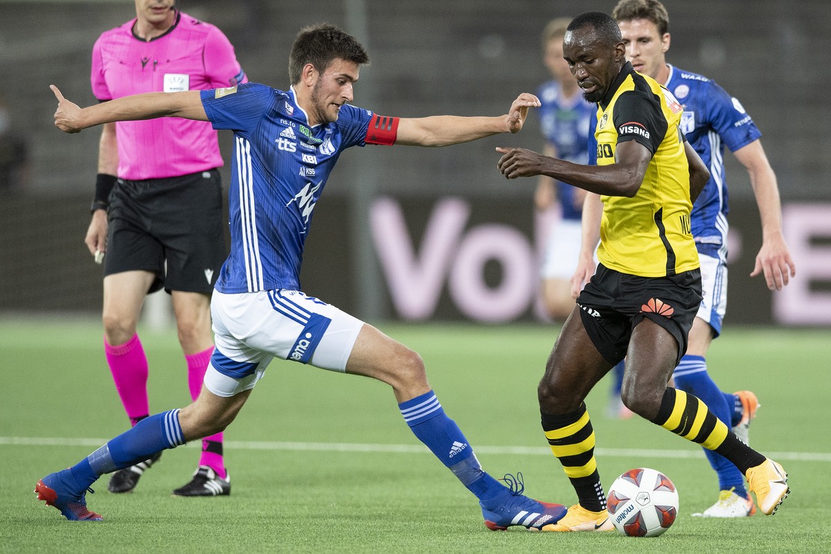 Young Boys' Nicolas Moumi Ngamaleu, right, fights for the ball against Klaksvik's Jakub Biskopstoe Andreasen during a UEFA Champions League second round qualification soccer match between Sw ...